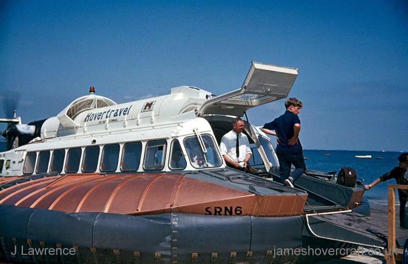 The SRN6 with Hovertravel - Disembarking passengers (credit: Pat Lawrence).